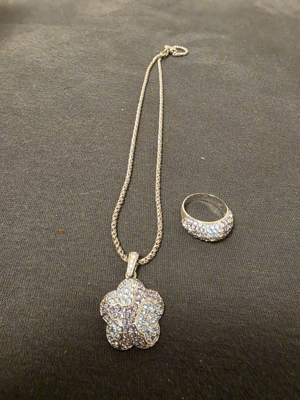 Swarovski Catenine: Swarovski blumen Kette mit Ring  – Nuovo (secondo la descrizione) da Brüttisellen venduto da sah_rk8z