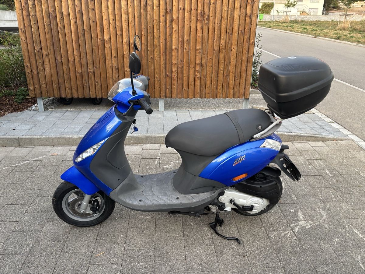 Piaggio Strasse: Roller Piaggio Zip 100 4T blau mit Topcase. Top! – Gebraucht aus Weiningen ZH von GriederRemarket