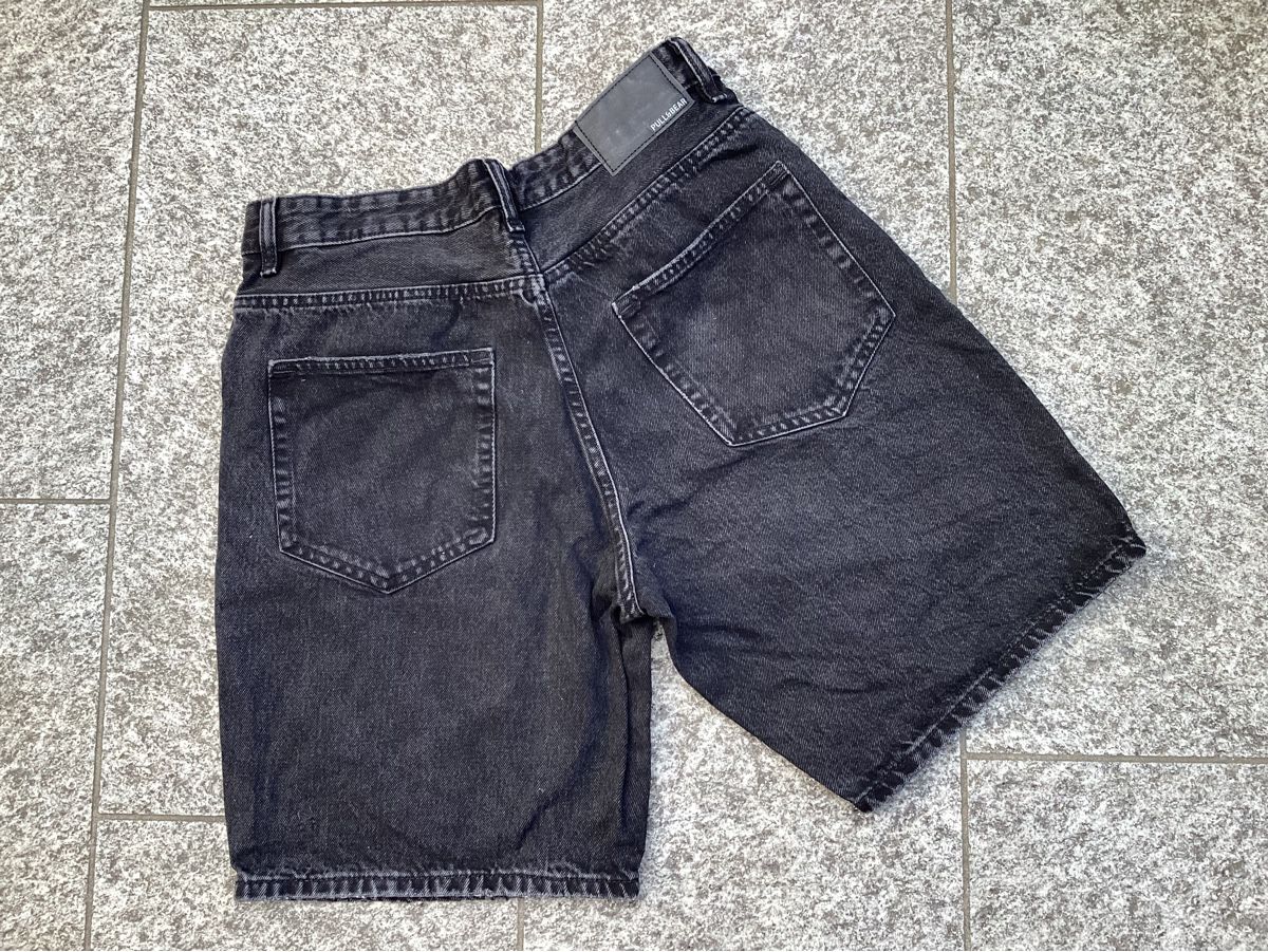 Pull&Bear Pantaloni: Pull&Bear schwarze Jeanshorts Gr. 40 – Usato da Jona venduto da Siestaaa 1