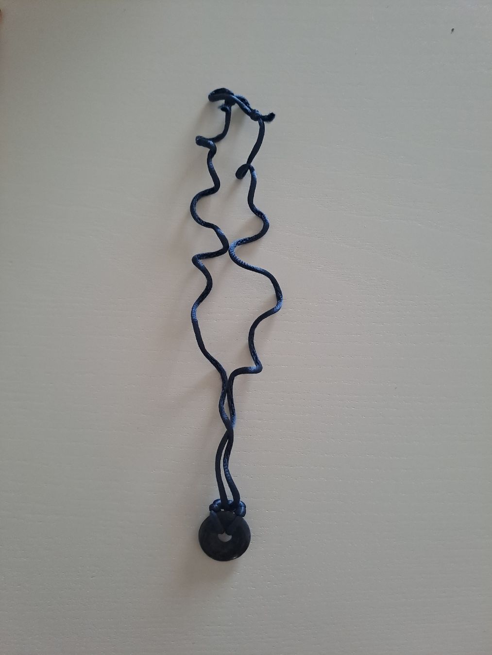 Pendentifs: dunkelblauer Steindonut an verstellbarem Stoffband – Neuf (Voir description) à Suhr par reb_q8y9 1