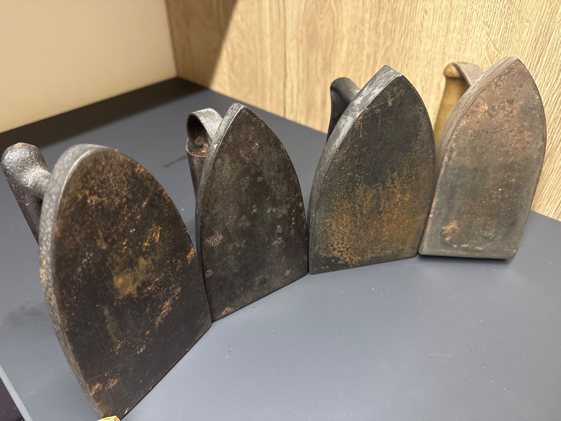 Ferri da stiro: Lot de 4 fer repasser ancien – Usato da Lajoux JU venduto da Briard0 2