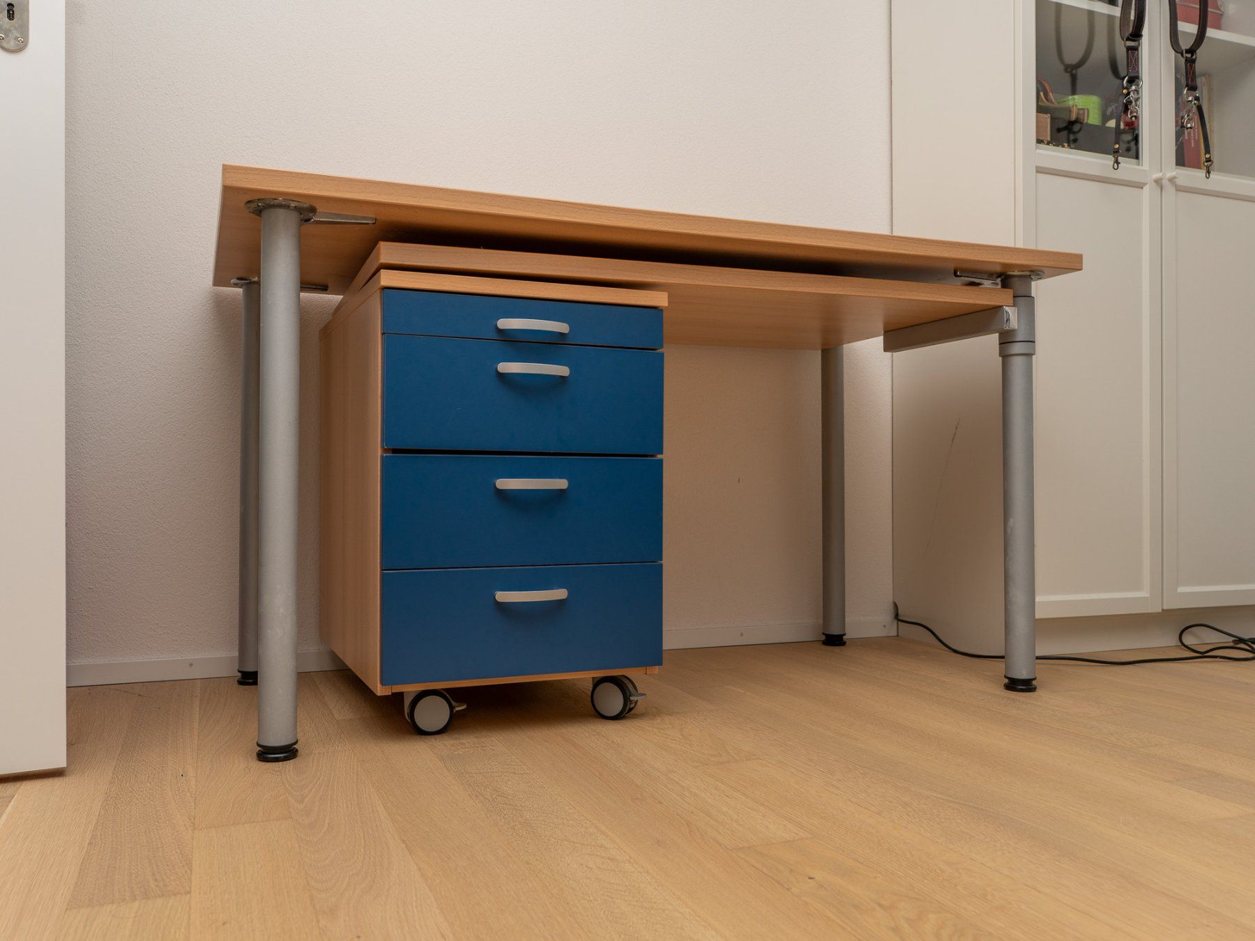 Pfister Scrivanie: Schreibtisch L-Form mit Rollcontainer Buche Optik – Usato da Schaffhausen venduto da Dryzeh 3