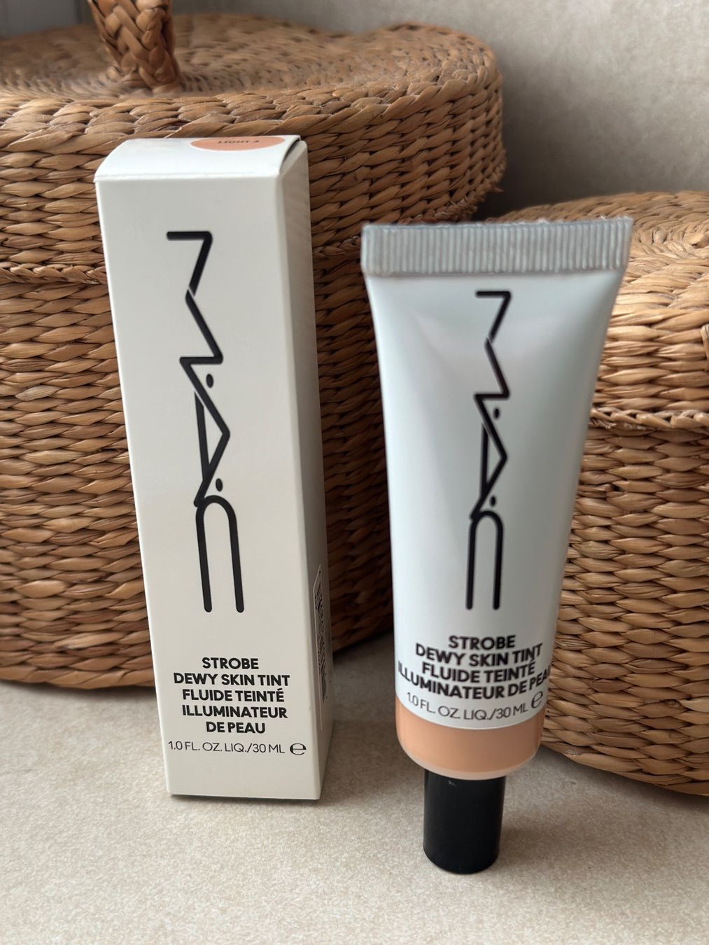 Make-up: MAC Strobe Dewy Skin Tint 30ml, Light 3 – Neu und originalverpackt aus Zürich von methee1107