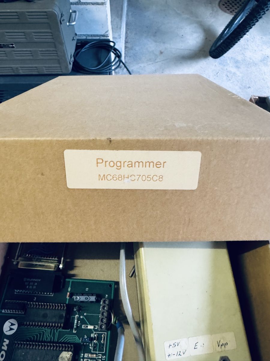 Technique de radiocom: Programmierer MC68HC705C8 – D'occasion à Sternenberg par Mcfraui