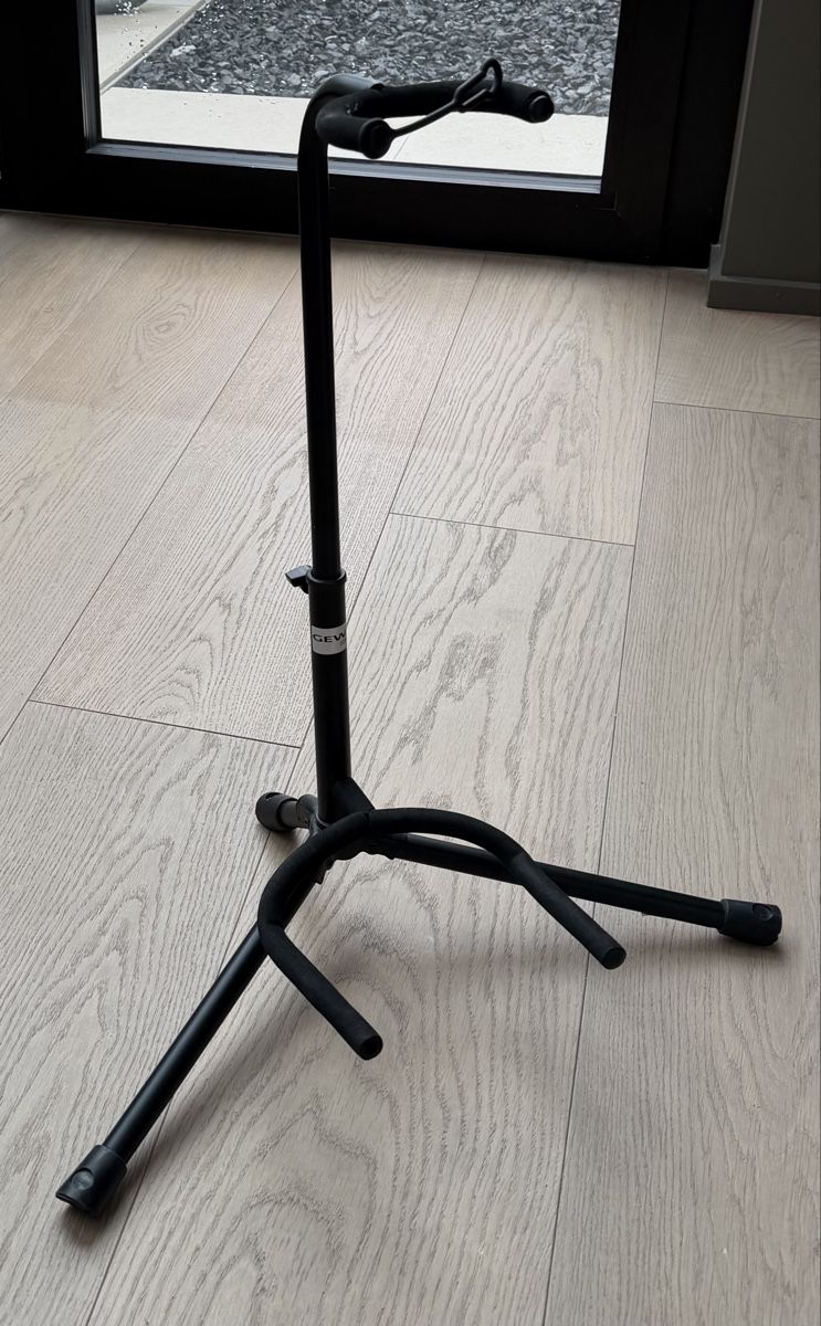 Supporti per strumenti musicali & leggii: Black Guitar Stand – Usato da Zug venduto da mbe_t5j2 1