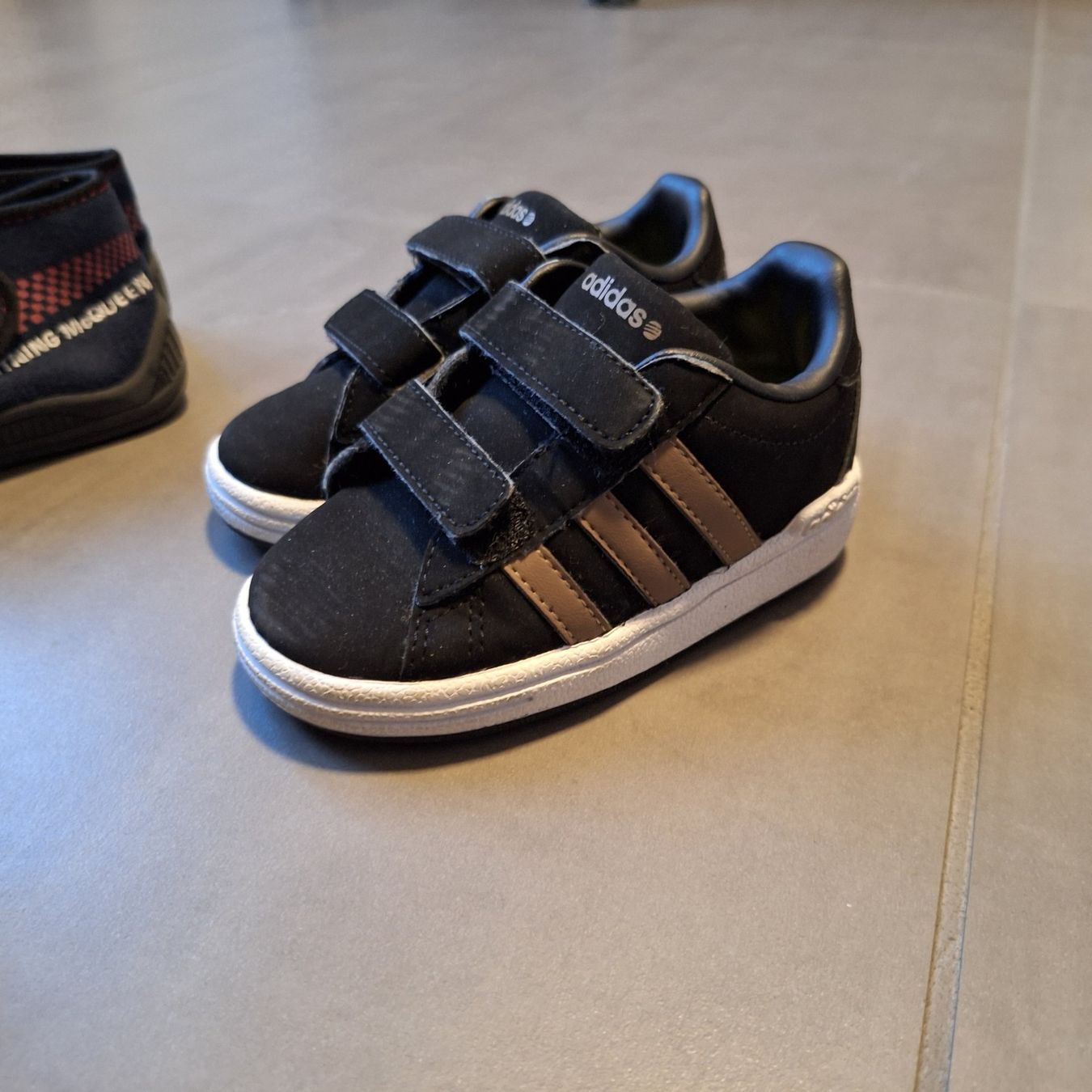 Scarpe per ragazzi: 3 Paar Kinderschuhe Grösse 22 – Usato da Märstetten venduto da activemember 2