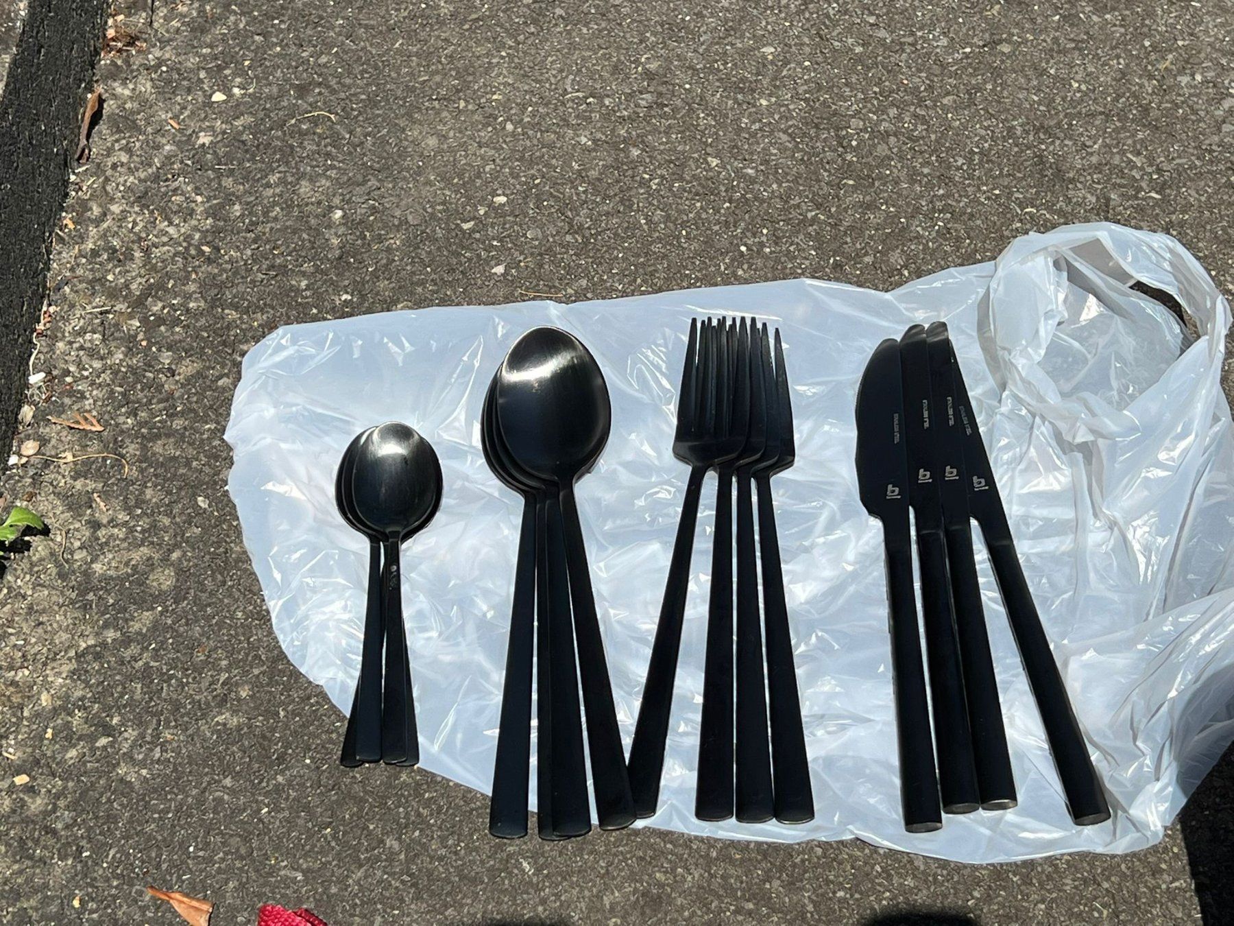 Set di piatti: Camper Geschirrset mit Besteck und Gläser – Usato da Meggen venduto da Herkules 5