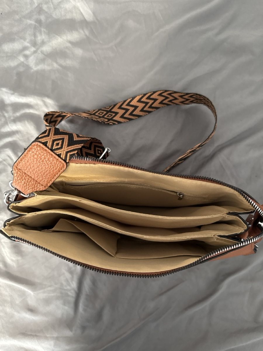 Borse da donna: Tan Crossbody Bag with Patterned Strap! – Usato da Renens VD venduto da nan_8v9l 2