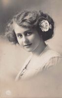 Romantik: Junge Dame mit Rose im Haar, gelaufen 1912