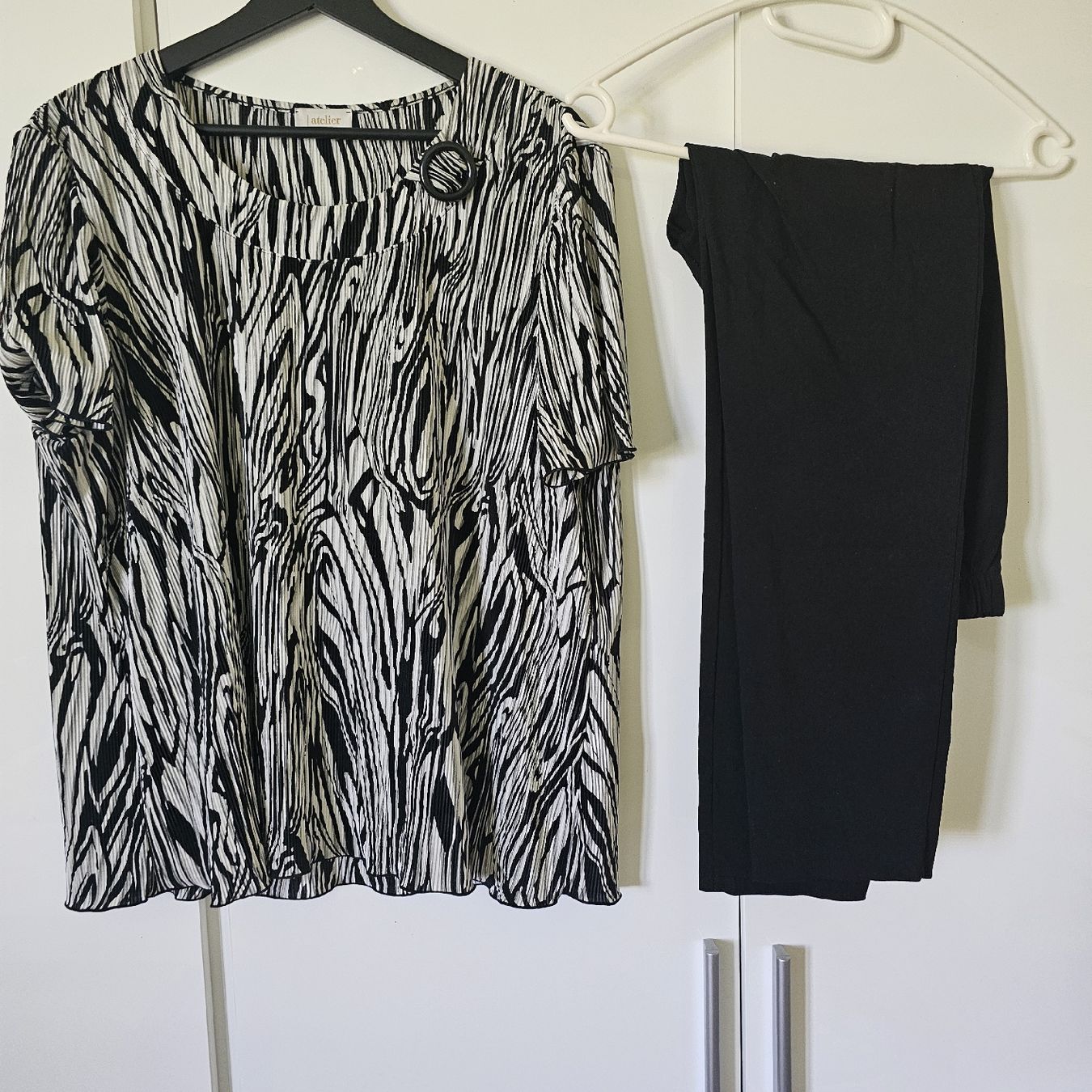 Lotti di vestiti: Damen Set  gemustert Hose schwarz 2-teil46 – Usato da wolfhalden venduto da 46464646