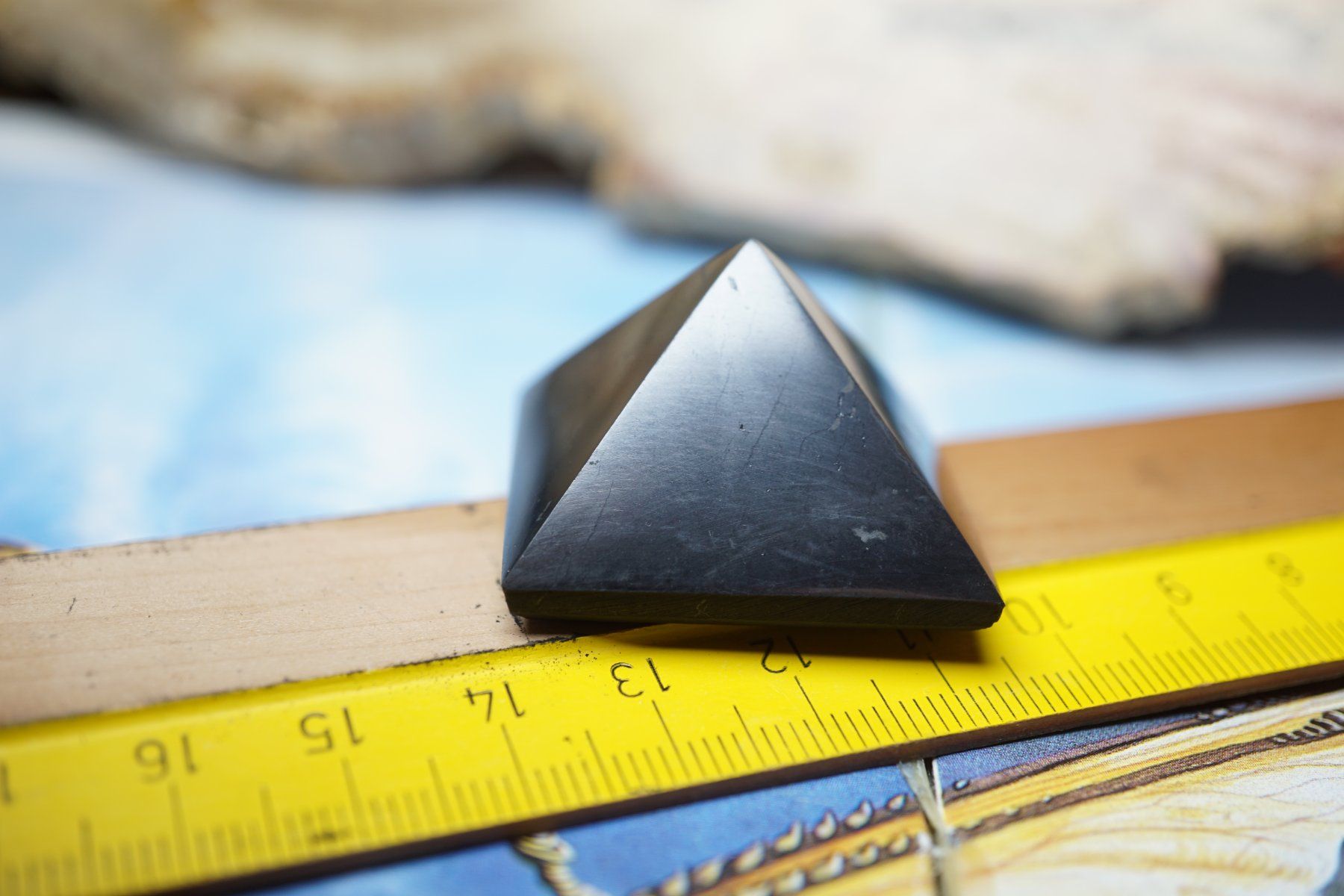 Mineralien & Heilsteine: Schungit Energy Pyramide     3cm x 3cm – Neu und originalverpackt aus Eschenbach SG von