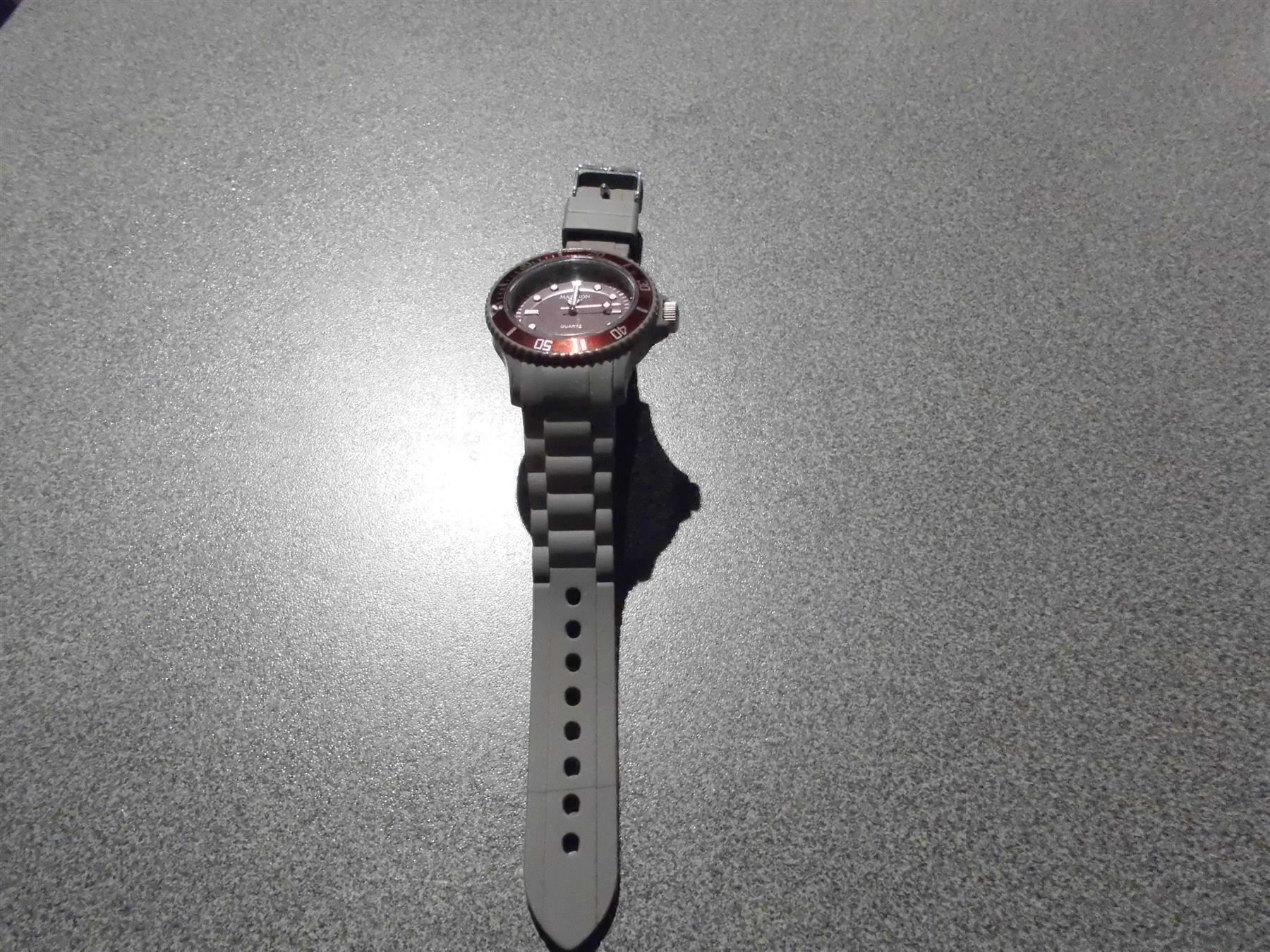 Montres: Uhr graues Armband, rot Ton – D'occasion à Zürich par abraxas1291