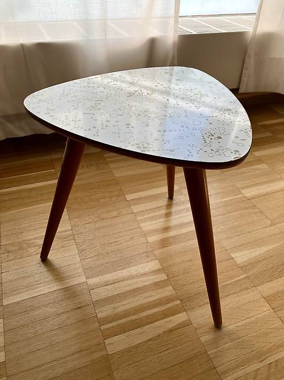 Tische: Vintage Beistelltisch – Gebraucht aus Zürich von Ranuu