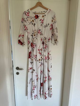 Sommerliches Maxikleid mit Blumenmuster, Grösse s, neu!