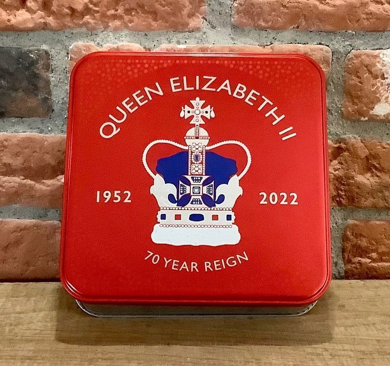 Queen Elizabeth II Platinum Jubiläums-Flagge – 150x90 Cm, 100 % Polyester, Mit Ösen Für Innen & Außen