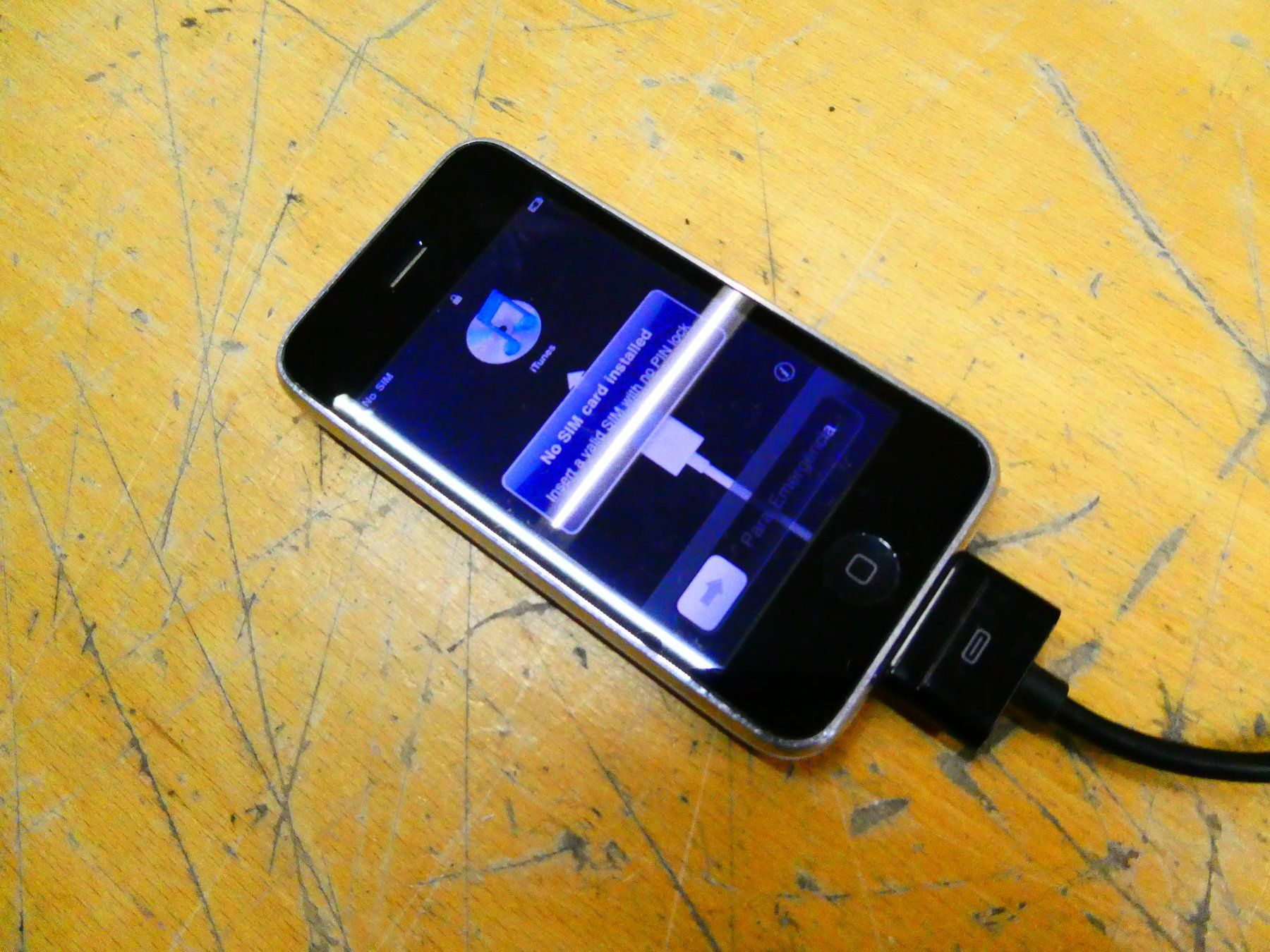 Apple Telefoni cellulari / Smartphones: iPhone 2G  2,1  2007 Original Vintage 32 GIG – Usato da Etagnières venduto da emmaus.electro