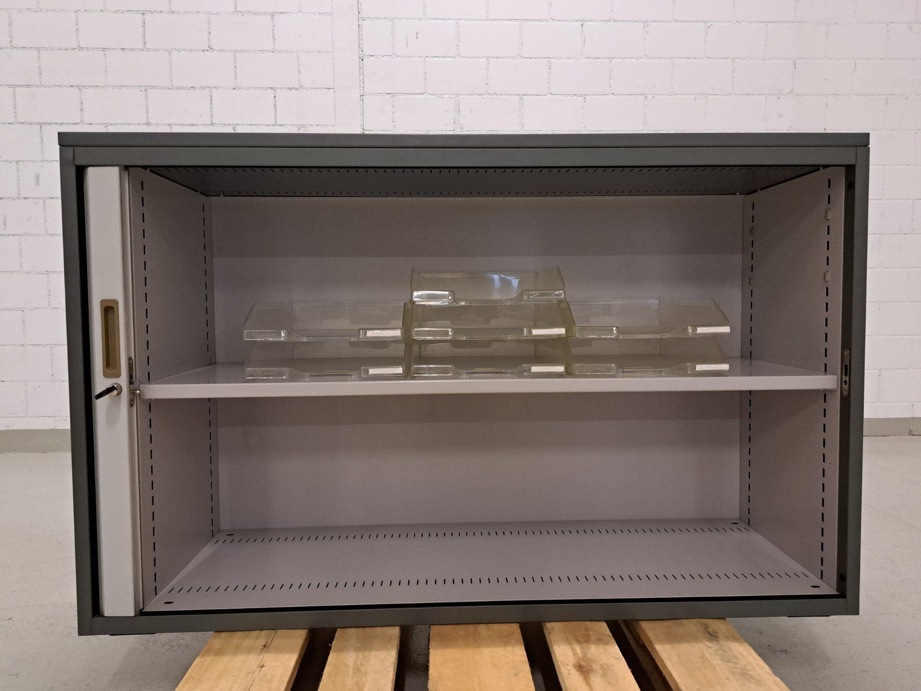 Lista Armadi: Sideboard Lista Office mit Rollladentür grau – Usato da Embrach venduto da lichttechnik 1