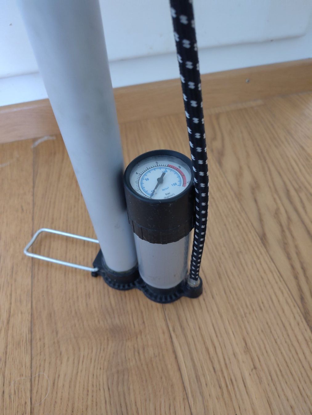 Pompe: Velopumpe mit Manometer – Usato da Bern venduto da Cassiopeia-72 2