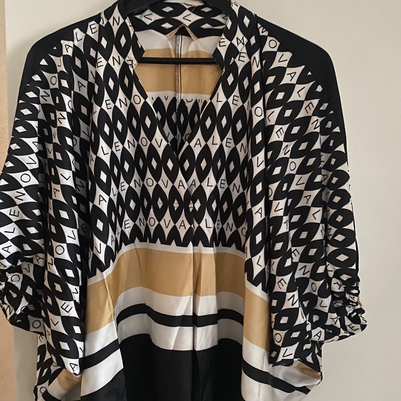 Tops: Haut ample noir jaune blanc avec inscription – Neuf avec emballage d'origine à Petit-Lancy par mina222 2