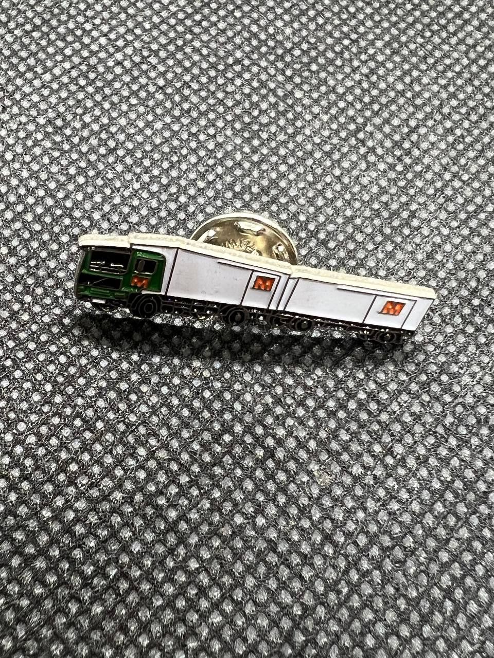 Placchette & Badge: Migros Lastwagen Pin - Ab 1 CHF – Usato da Schlieren venduto da kRizzzZy96
