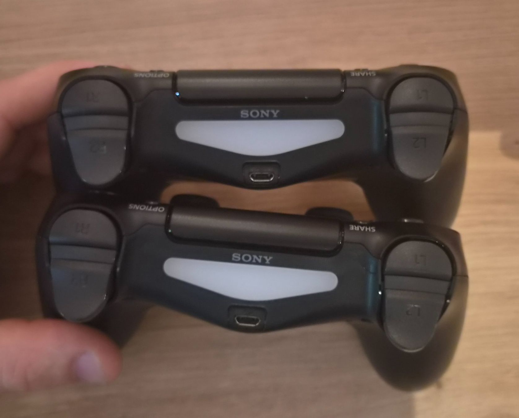 Sony Controller: Playstation 4 Controller schwarz, 2 Stk., gute Gebrauchtware – Usato da Kaiseraugst venduto da mma_t85r 3