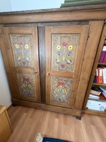Antiker Schrank bemalt Holztüren gute Zustand