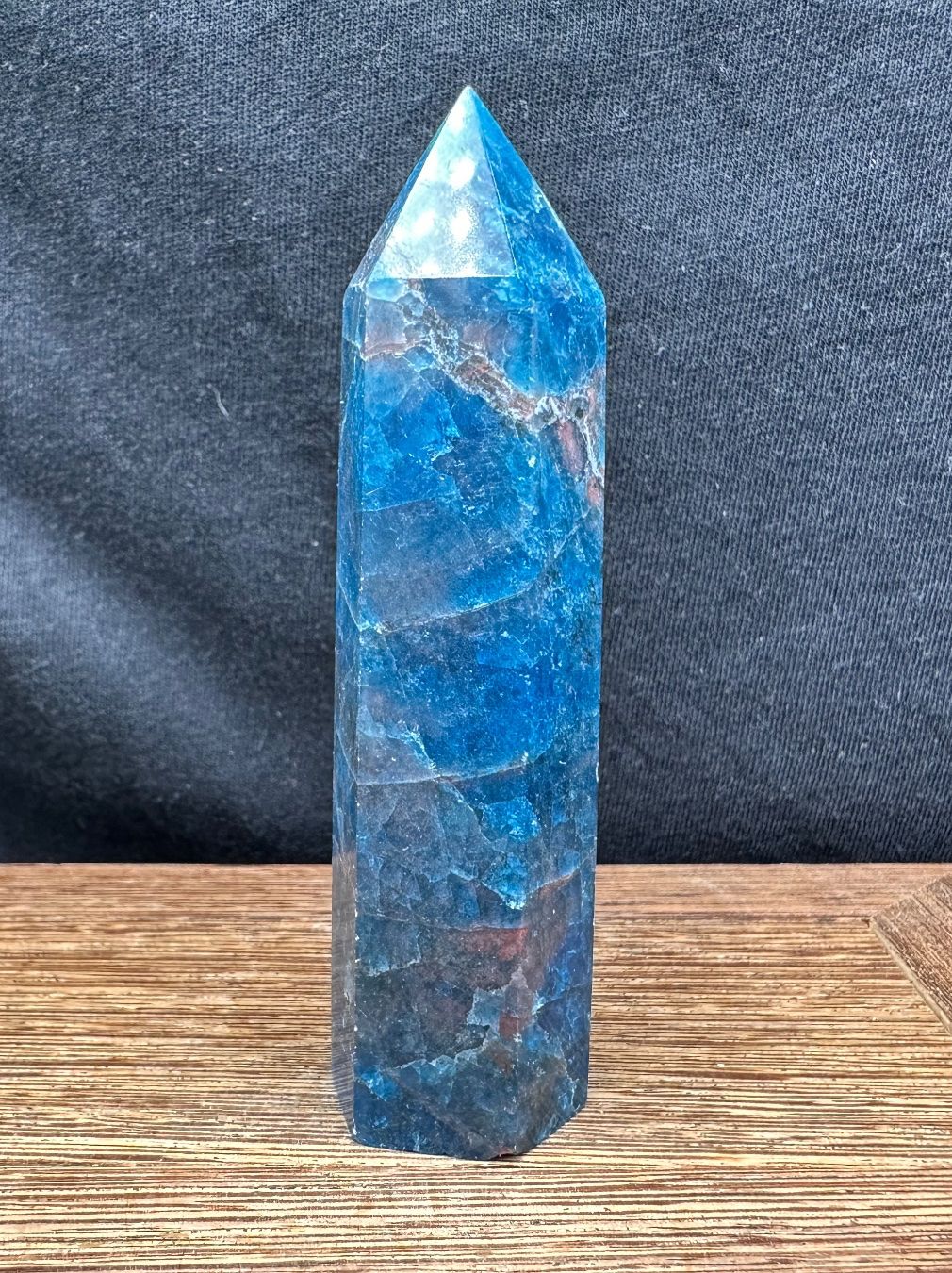 Minerali & Pietre curative: Blauer Apatit Obelisk, Turm, Spitze – Nuovo e nell'imballaggio originale da Männedorf venduto da Handschmeichler 1
