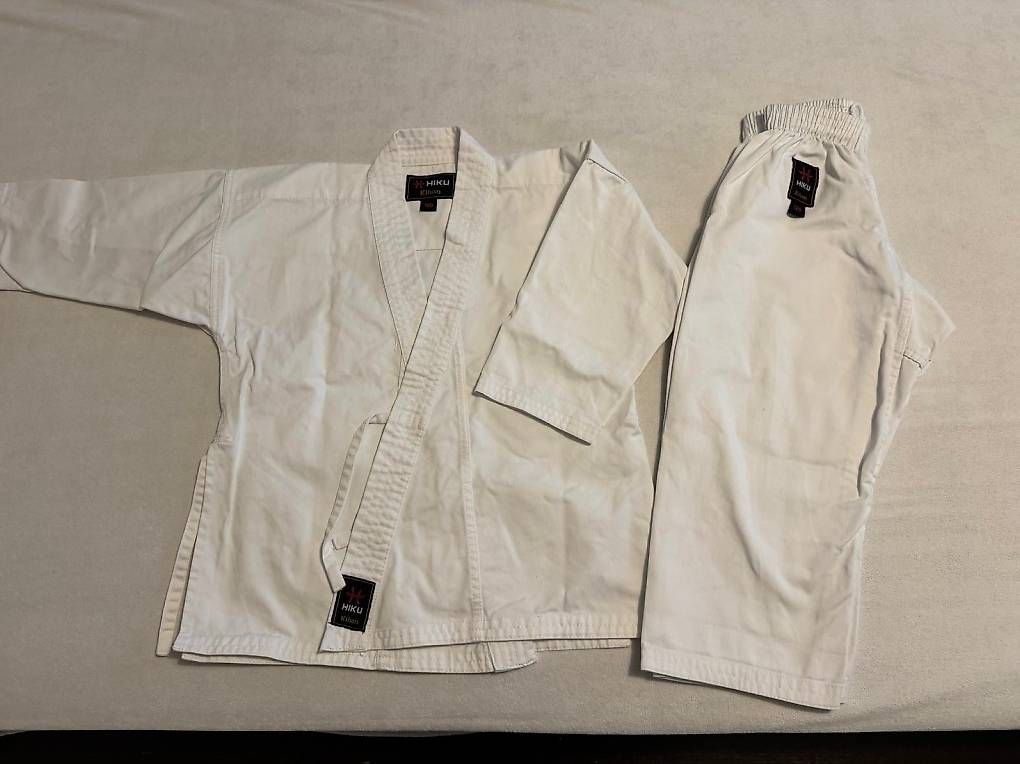 Completi: Karate-Gi/ -Trainingsanzug inkl. Gurte  – Usato da Zürich venduto da Shredmaster