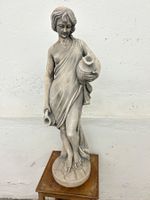 Steinskulptur Frau mit Wasserkrügen Beton schöne Patina
