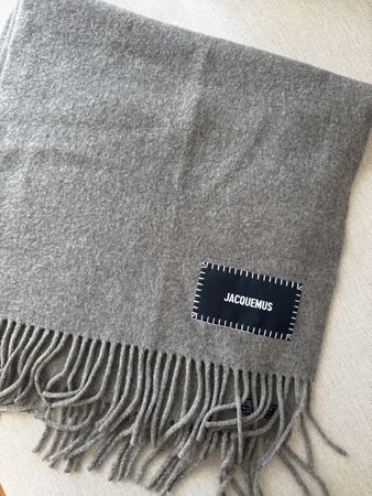 Écharpe Jacquemus grise en laine vierge, chaude pour l'hiver