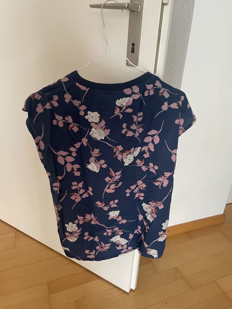 T-Shirts: Minimum Shirt mit Blumenmuster – Gebraucht aus Zürich von Chog 3