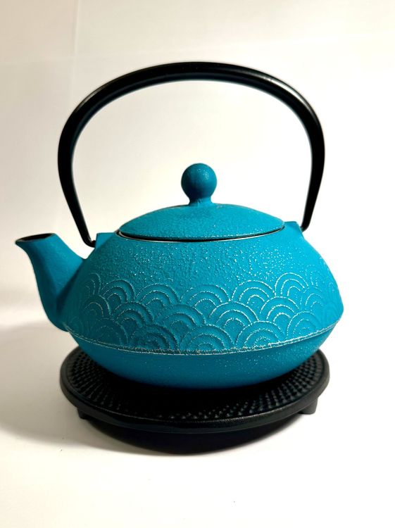 Japanese cast iron teapot IWACHU SEIGAIHA 0.65 lt gold Kaufen