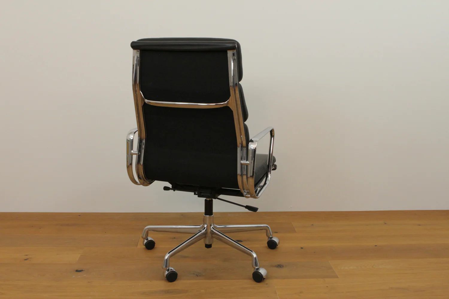 Sedie: Vitra Eames EA 219 Soft Pad Leder schwarz – Usato da Affoltern am Albis venduto da Zapro 3