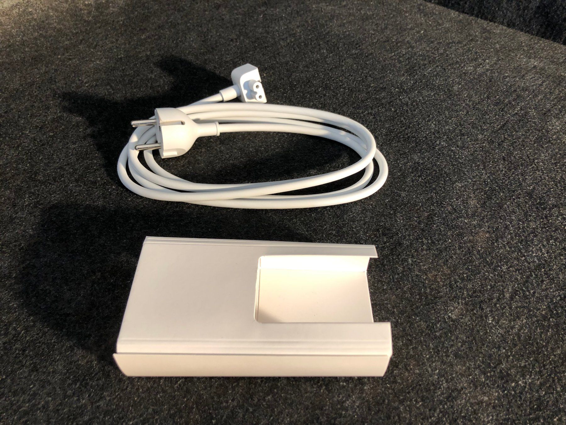 Apple Cavi: Apple charger cable E/F. 180 cm. – Nuovo (secondo la descrizione) da Saignelégier venduto da Ax3l 1