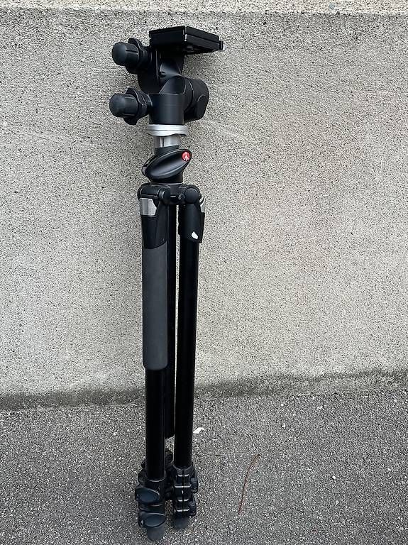 Manfrotto Trépieds & Accessoires: Manfrotto 055XPROB Stativ mit 410 Kopf – D'occasion à Bern par leoniesarah