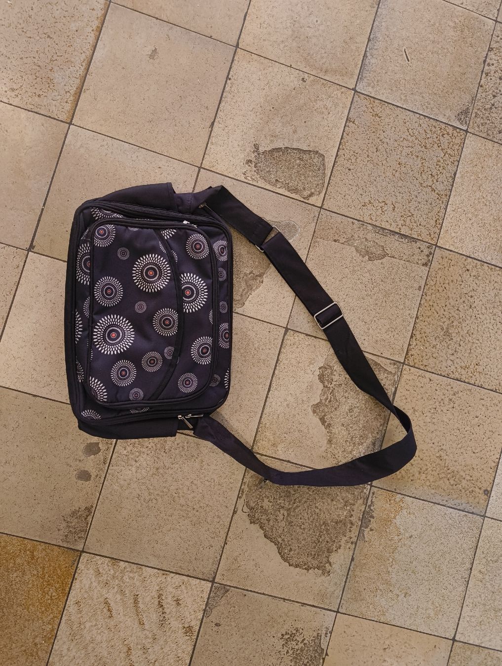 Borse & Zaini: Schwarze Wickeltasche, fast neu – Nuovo (secondo la descrizione) da Basel venduto da Andriinnn 2