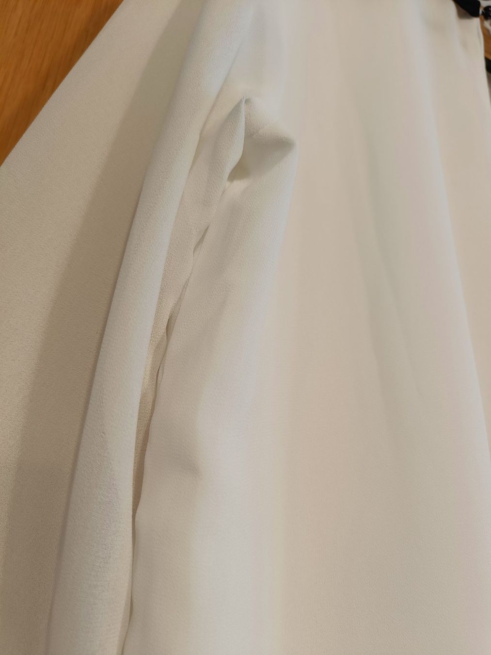 Camicette: Weisse Bluse mit schwarzem Kragen | Grösse M – Usato da Zürich venduto da Atelier.Second 1