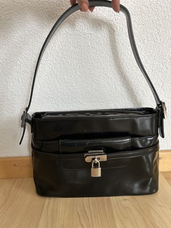 Navyboot Handtasche aus Lackleder