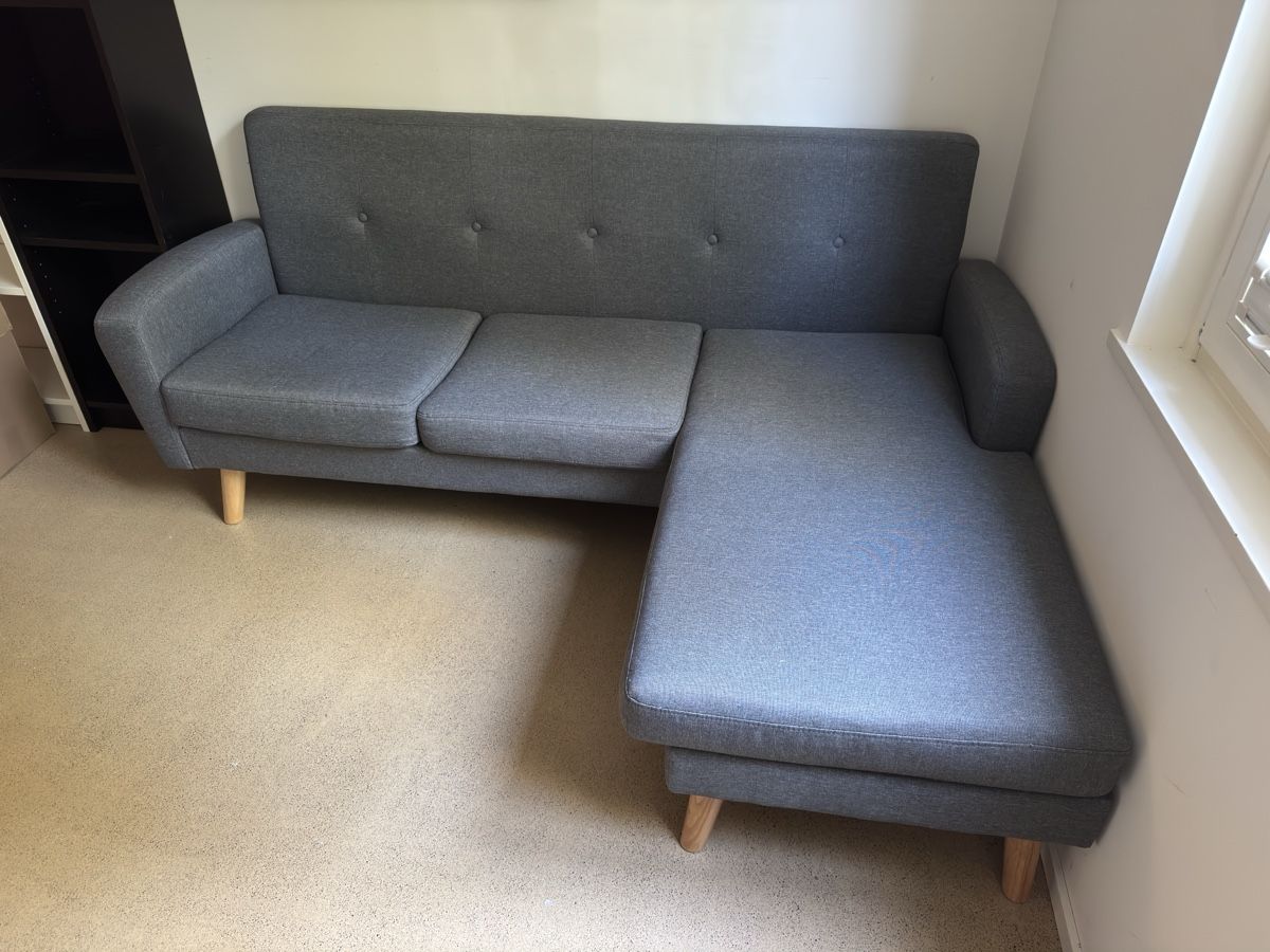 Divani: Graues Ecksofa mit Holzfüssen – Usato da St. Gallen venduto da Kesvilla 3