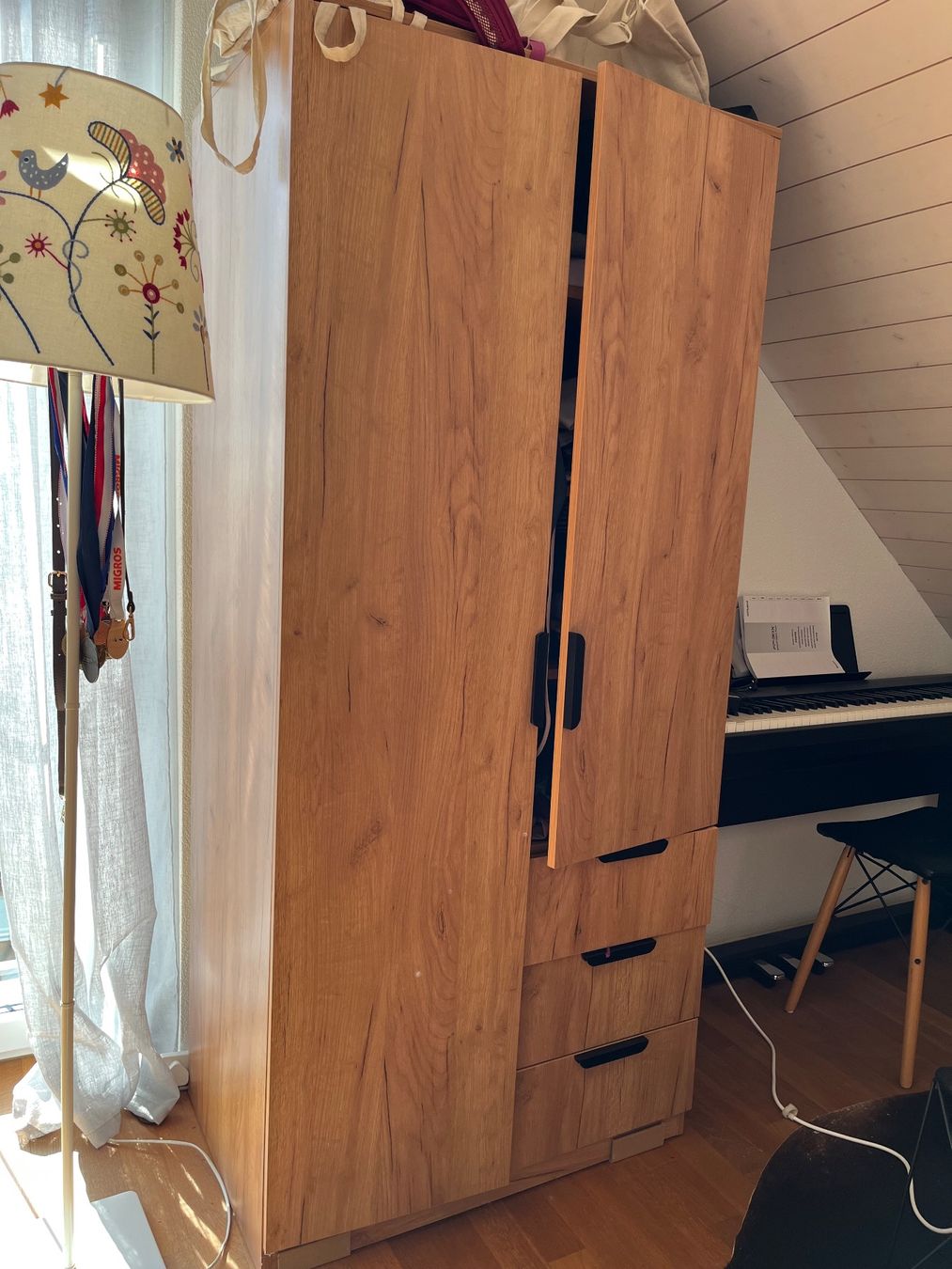 Schränke: Kleiderschrank in Eichenoptik mit Schubladen gebraucht – Gebraucht aus Ebertswil von snowflake1980