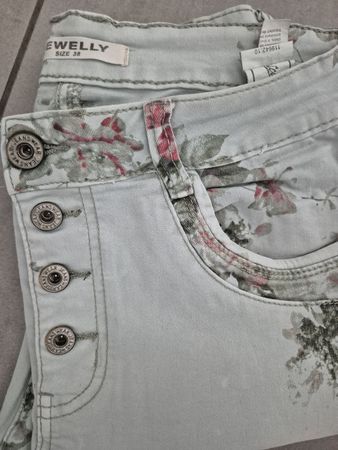 Jeans Gr. 38 –Heller Denim mit Blumenmuster