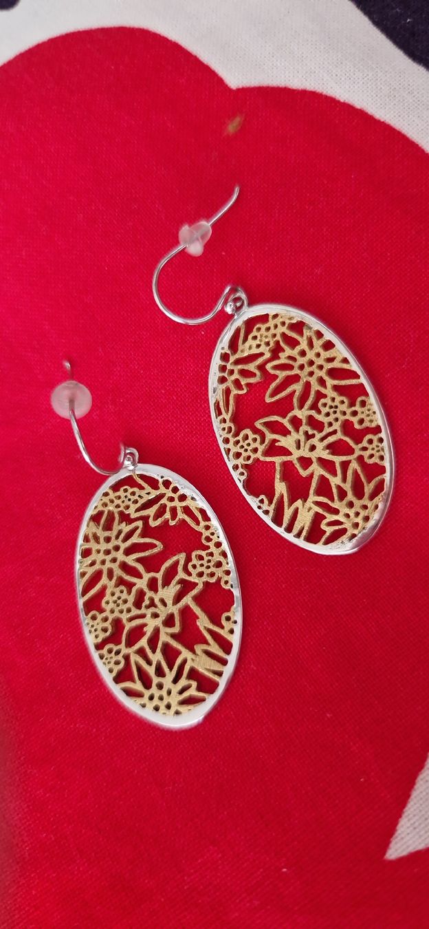 Ohrringe & -stecker: Boucles d'oreilles dorées et argentées - fleurs découpées – Gebraucht aus Münchenbuchsee von capa2014 1