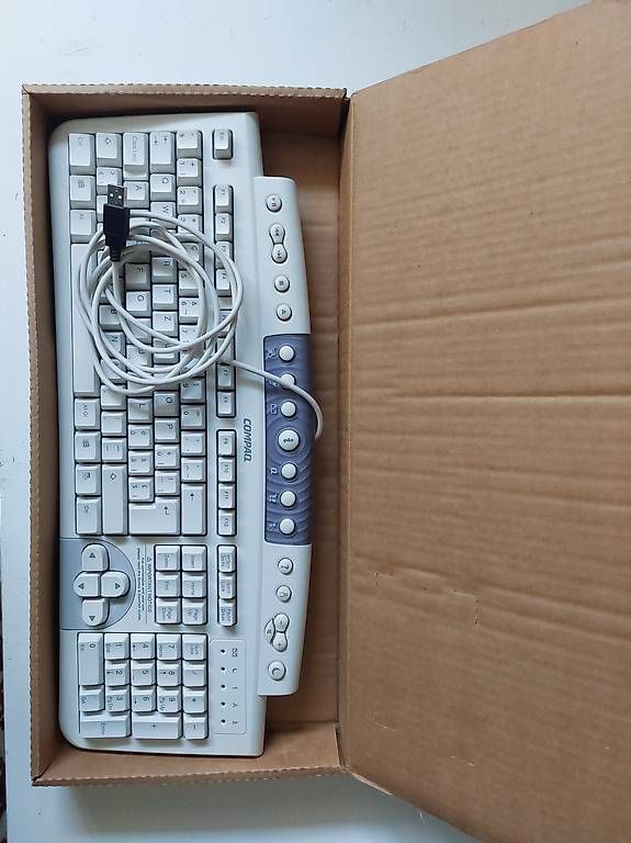 Compaq Tastaturen: Tastiera PC retro – Gebraucht aus Malvaglia von Piumetta
