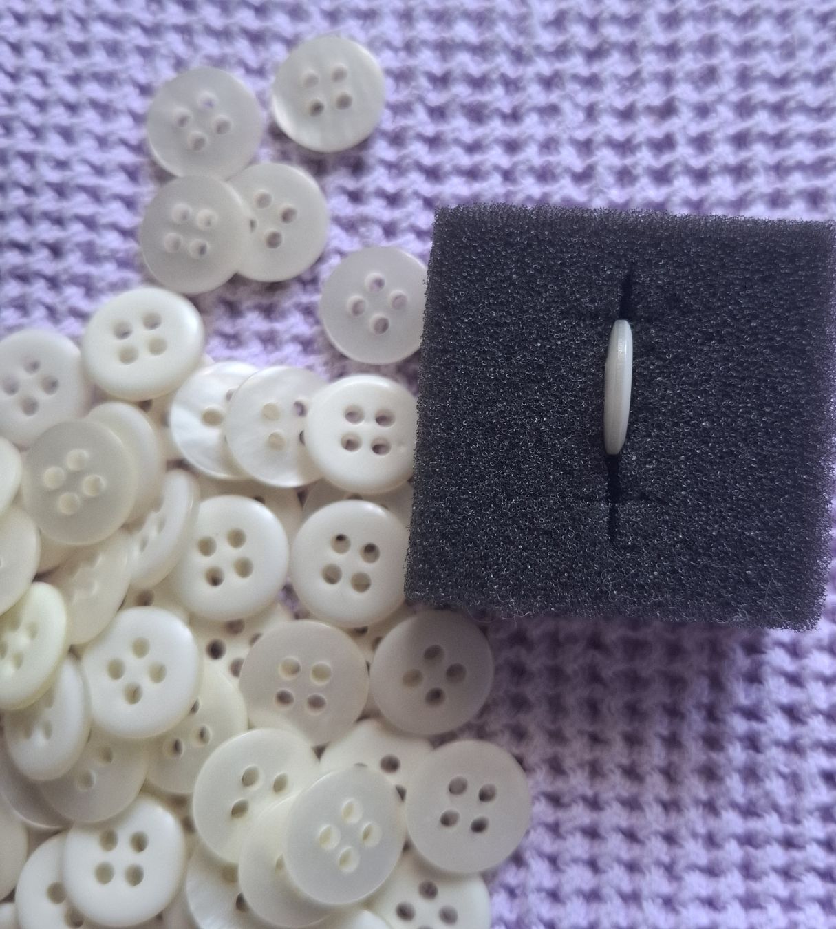 Knöpfe: 1 Lot Knöpfe 13 mm. elfenbeinfarben – Neu (gemäss Beschreibung) aus Dietikon von Hirschkopf 2