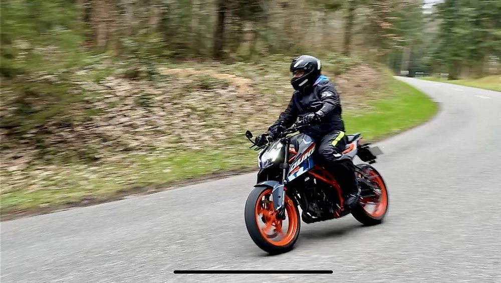 Strada: Perfekt für Einsteiger: nahezu neue KTM DUKE 390 – Usato da Solothurn venduto da Highhopes 1