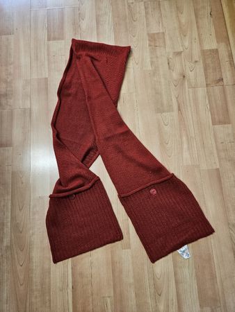 Roter Schal 50% Merino mit Taschen am Ende des Schals
