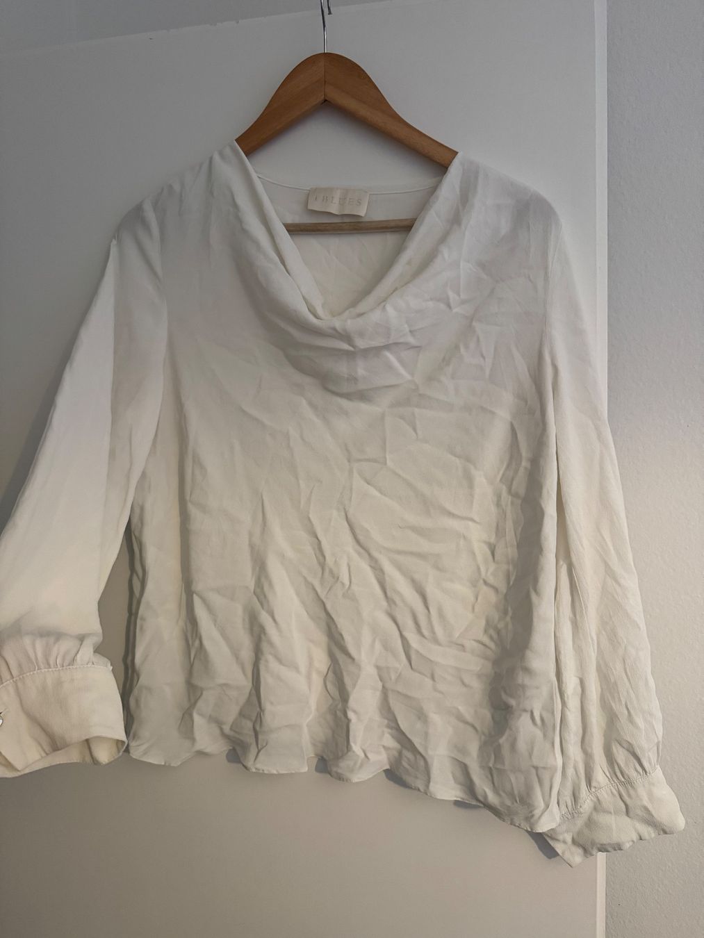 Blusen: Damen Bluse Grösse M mit Kragenfaltung – Gebraucht aus zug von MollyMoo28