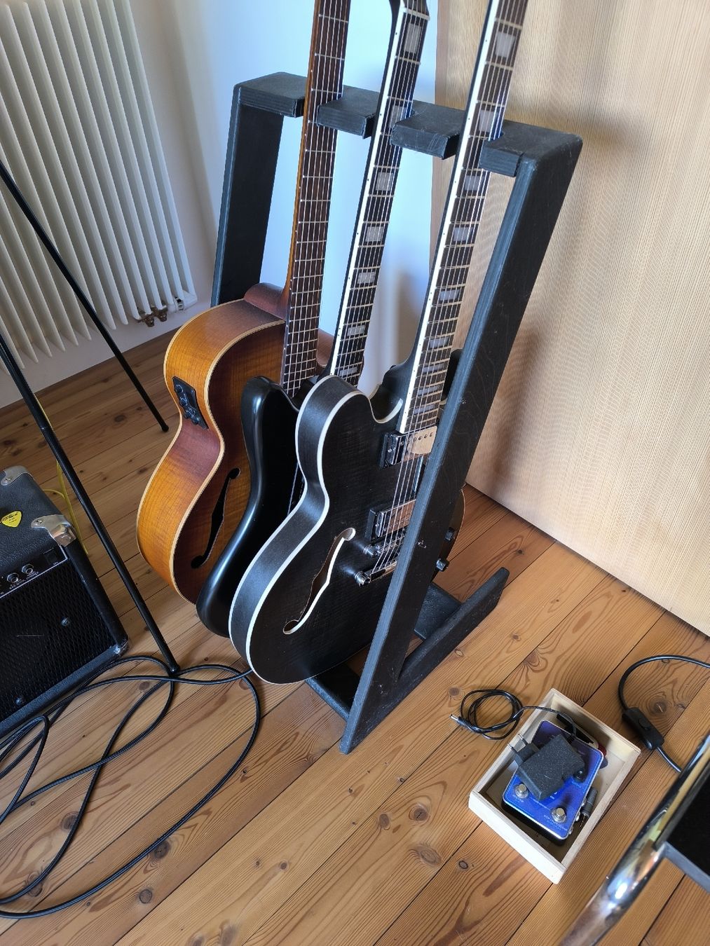 Thomann Strumenti musicali: DREI GITARREN MIT DIVERSEM ZUBEHÖR  – Usato da Paspels venduto da shifter 3