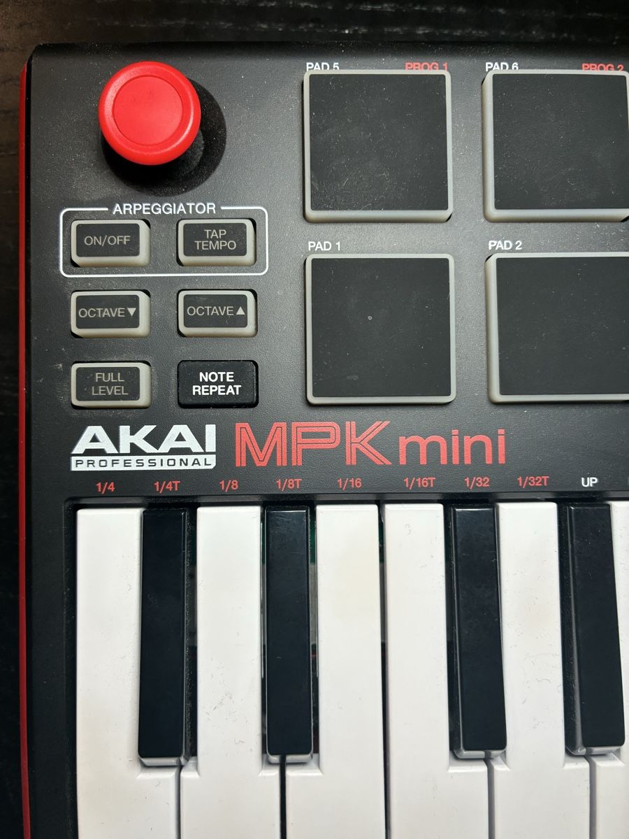 Akai Console di mixaggio: Akai MPK Mini - Contrôleur USB 25 Touches & Pads – Usato da Praz (Vully) venduto da Footzone.ch 1