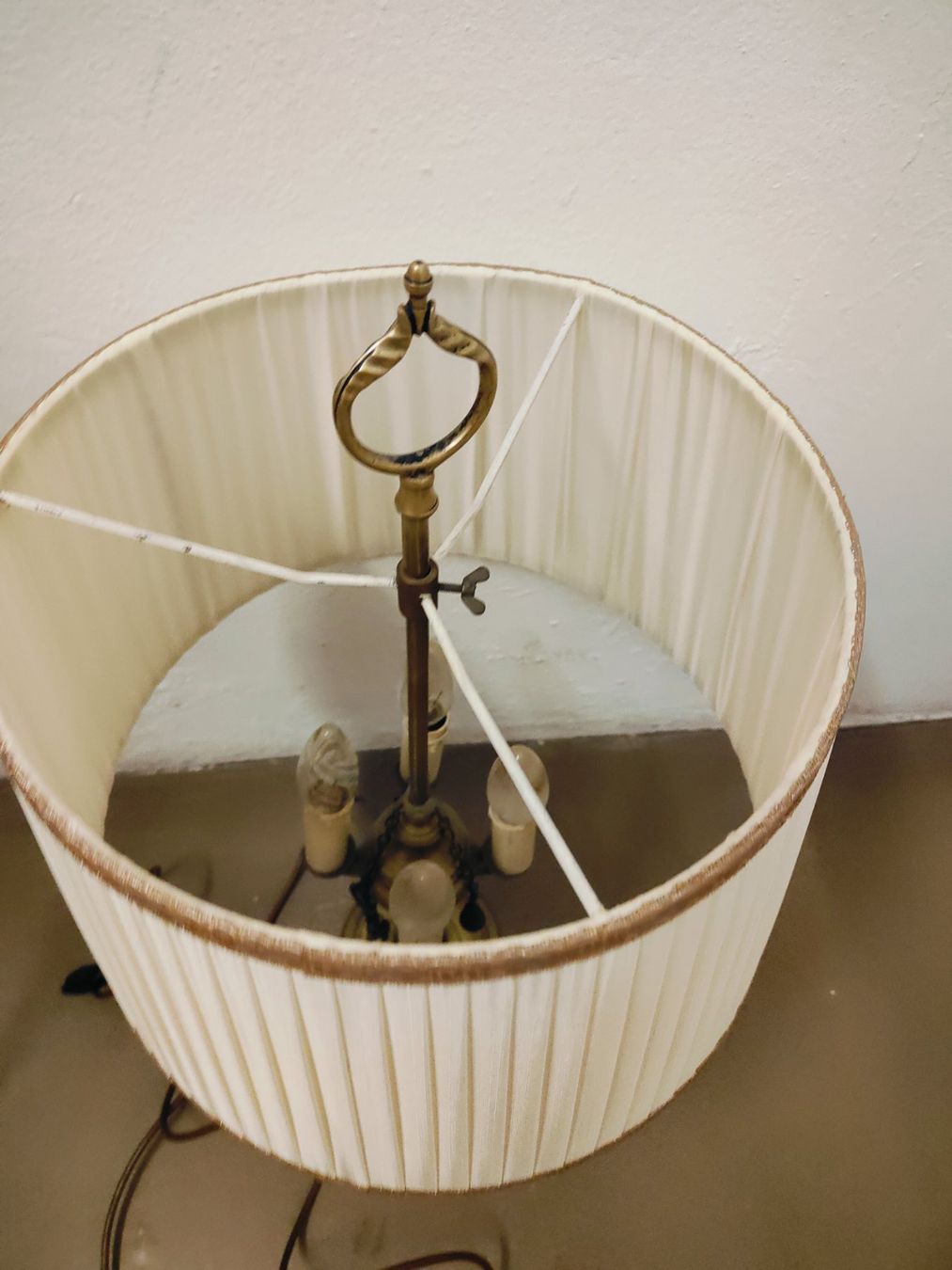 Lampade: Vintage Tischlampe, Messingfuss mit Stoffschirm – Usato da Olten venduto da Mezopotamya 3